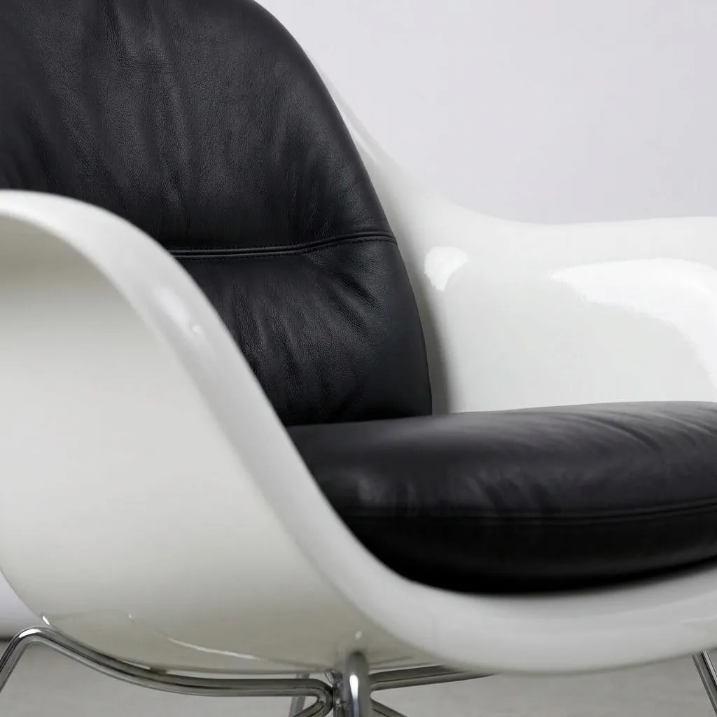 Close-up of the black leather cushion in the glossy white shell